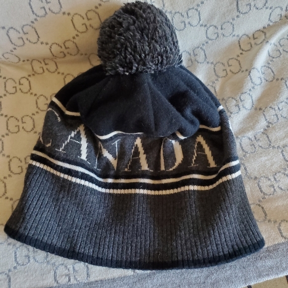 Canada Goose Beanie - Picture 2 of 7